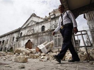 Cảnh đổ nát vì động đất ở Philippines.